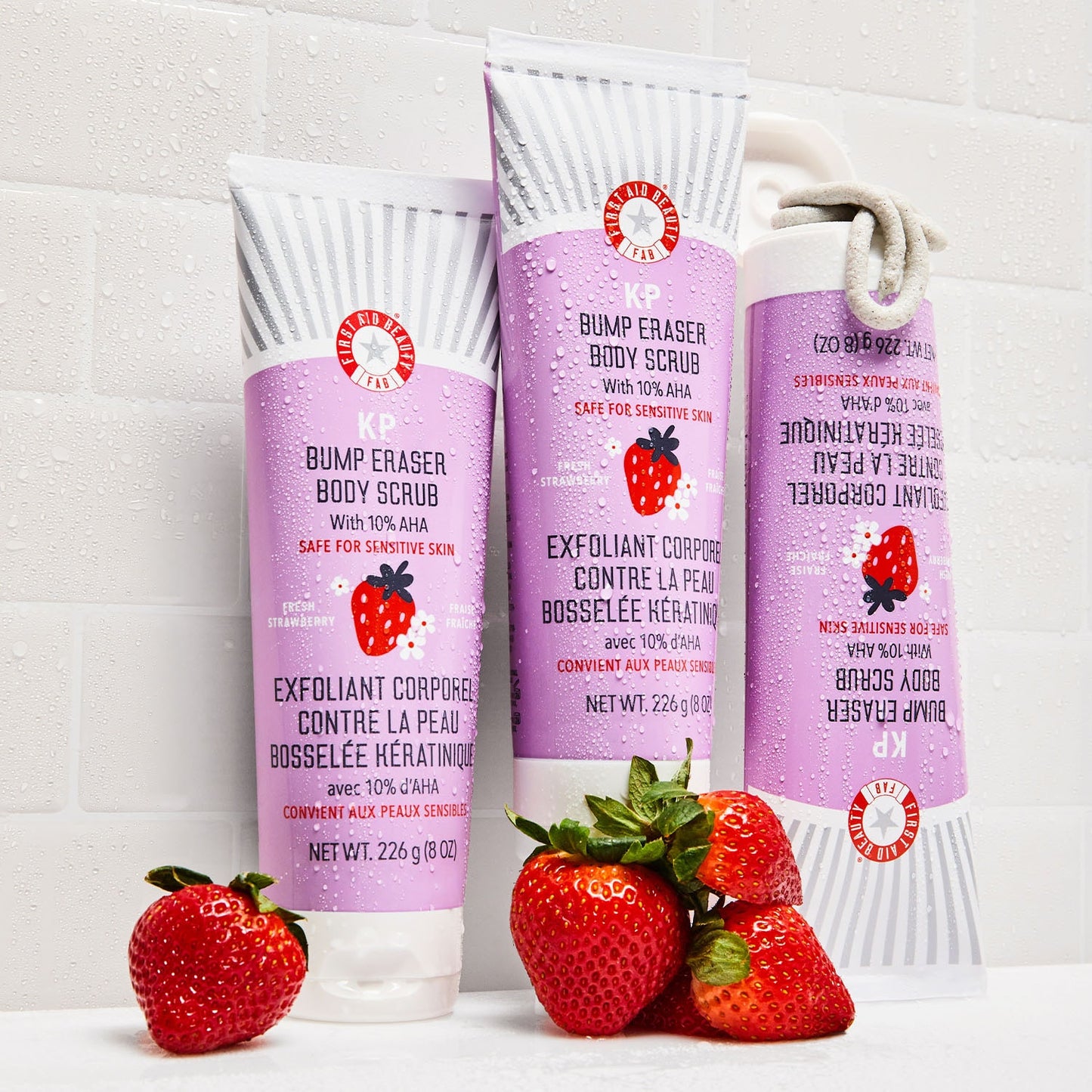 FIRST AID BEAUTY KP Body Scrub Strawberry - Gommage corps douceur immédiate AHA à la Fraise